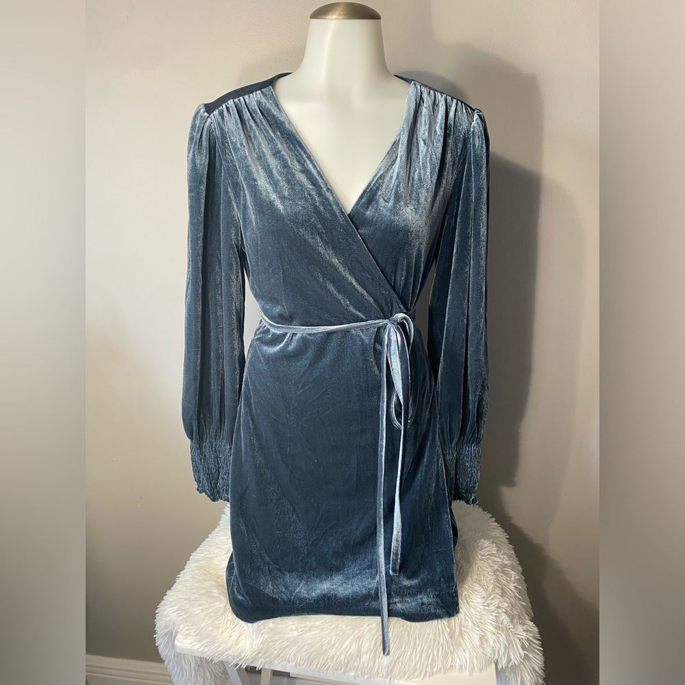 NWT Bardot 10 Ladies Velvet Wrap Dress 
Midnight Blue 
Elastic at the cuff
Sexy